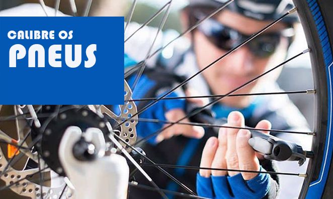 Homem ciclista calibrando pneu