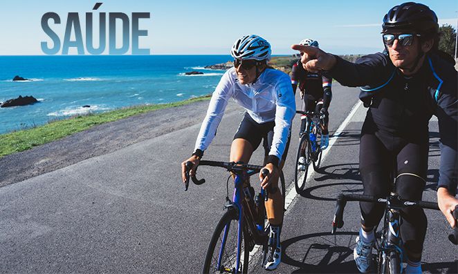 Ciclistas pedalando perto da praia