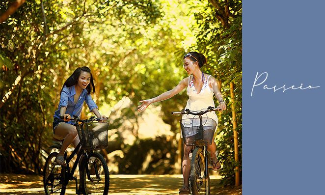 Duas mulheres ciclistas no parque