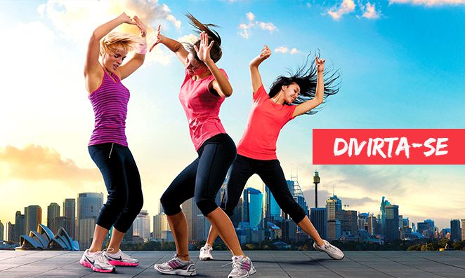 Três mulheres dançando com roupa fitness