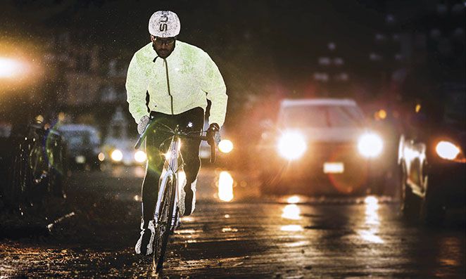 Ciclista usando roupa reflexiva a noite