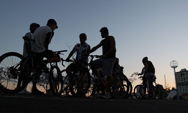 Silhuetas de ciclistas a noite