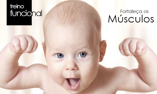 Bebê fazendo pose de musculoso