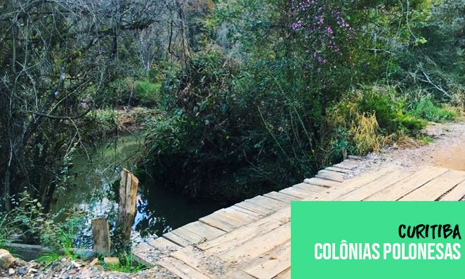 Ponte de madeira sobre rio
