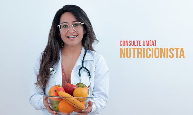 Nutricionista segurando um pote com frutas