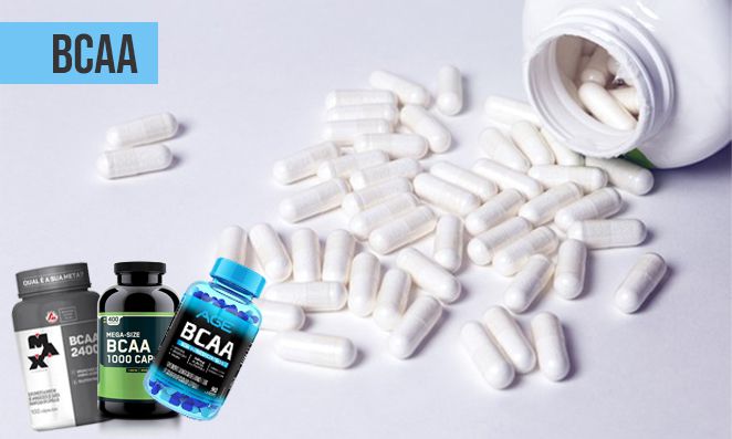 Comprimidos de BCAA espalhado pela mesa e pote de BCAA ao lado