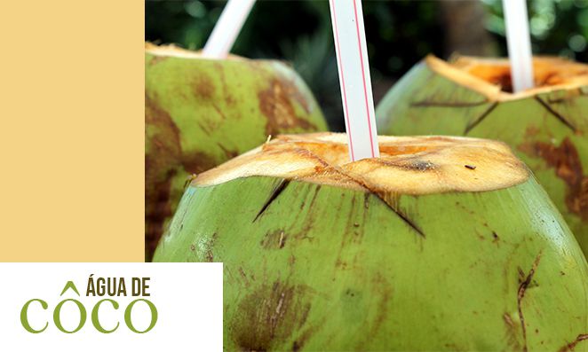 Côcos com canudo