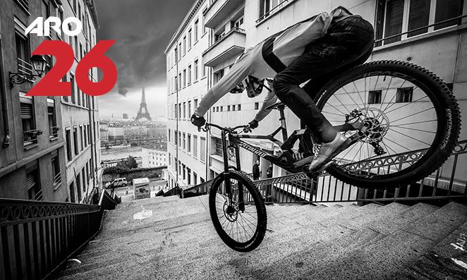 Ciclista fazendo downhill em Paris