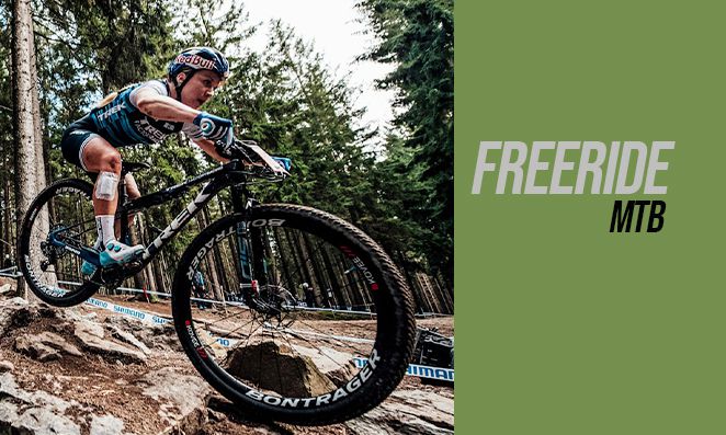 Ciclista mulher praticando freeride mtb