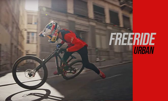Ciclista pedalando na cidade com bicicleta freeride