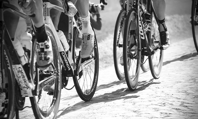 Close nas rodas e pés de ciclistas