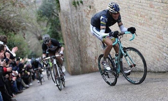 Ciclistas pedalando na subida