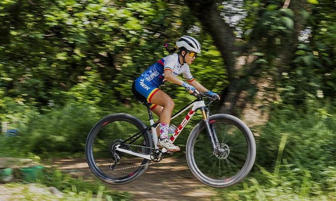 Mulher ciclista de mountain bike fazendo cross country