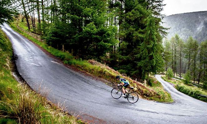 Ciclista pedalando na subida