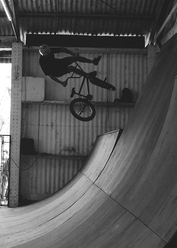 Ciclista de BMX no Half Pipe