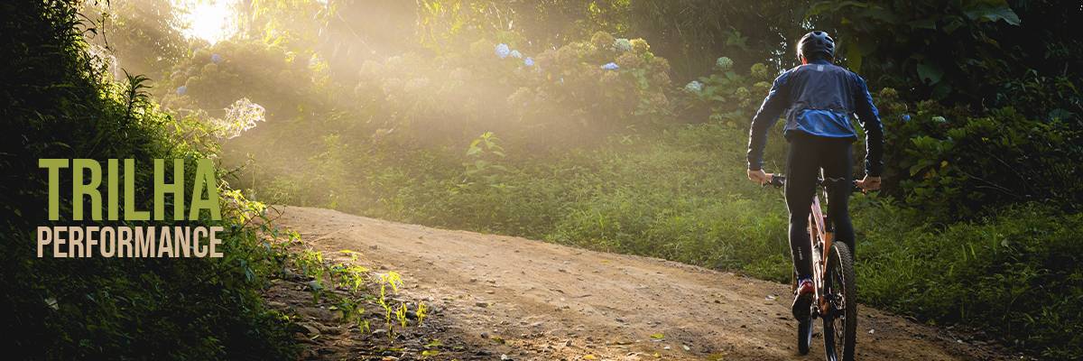 Bicicleta em uma trilha na floresta
