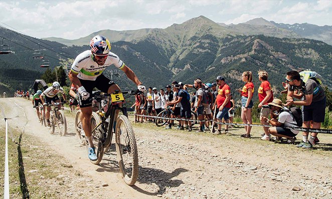 Henrique Avancini pedalando na copa mundial de MTB