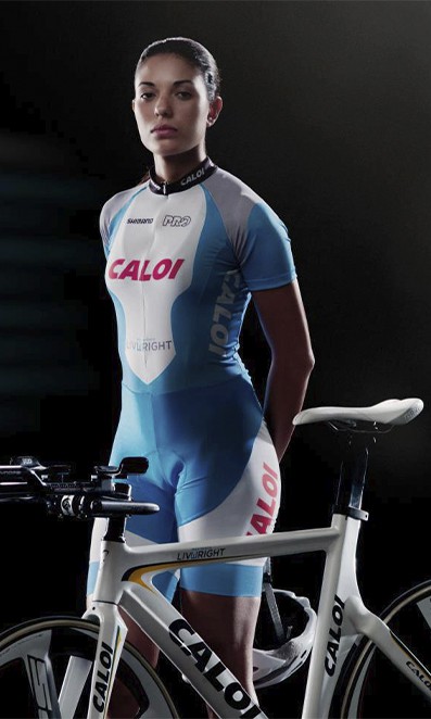 Mulher ciclista de ciclismo de pista