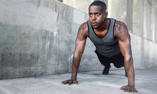 Homem fazendo flexão