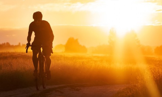 Ciclista no sol