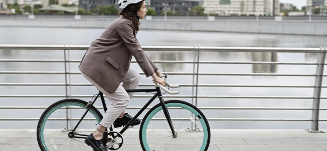 mulher pedalando com bicicleta road na cidade