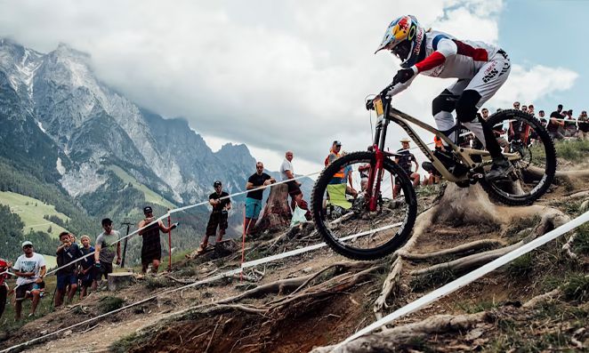 Ciclista praticando downhill