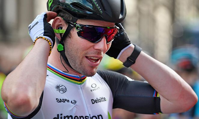 Ciclista se preparando para pedal