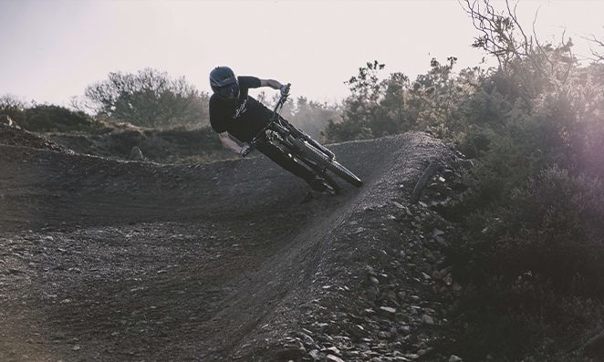 Ciclista fazendo curva usando o corpo