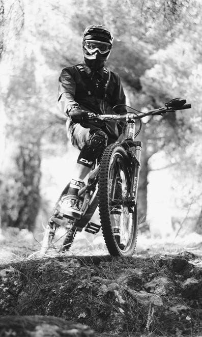 04 Foto Ciclista de downhill com equipamentos de proteção