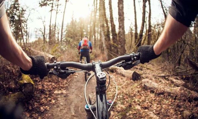 Ciclista no meio da trilha de ciclismo