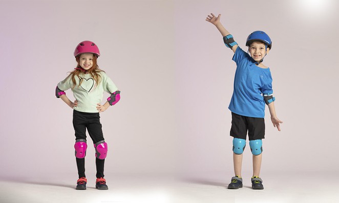 Crianças com equipamentos de proteção para bicicleta