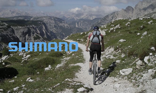 Ciclista pedalando com mountain bike na montanha