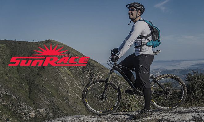 Ciclista parado em cima da montanha