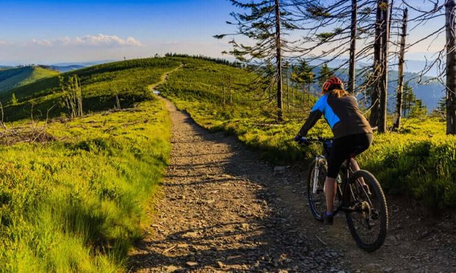 Mulher fazendo trilha de bike