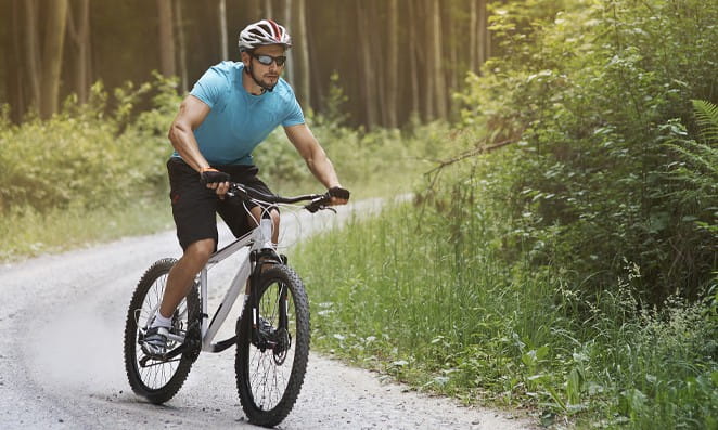 04 Overtraining Ciclista pedalando em uma trilha