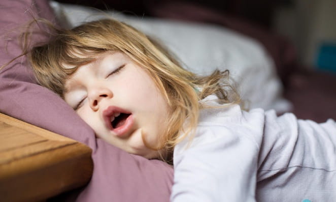 05 Overtraining Criança menina loira dormindo