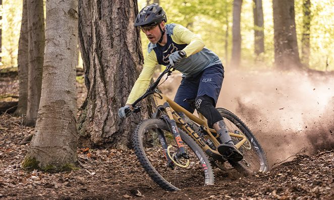 Ciclista fazendo trilha