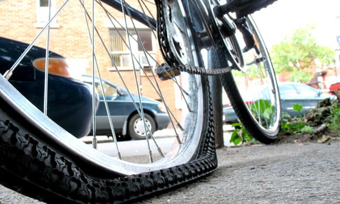 04 Pneu murcho Pneu murcho de bicicleta