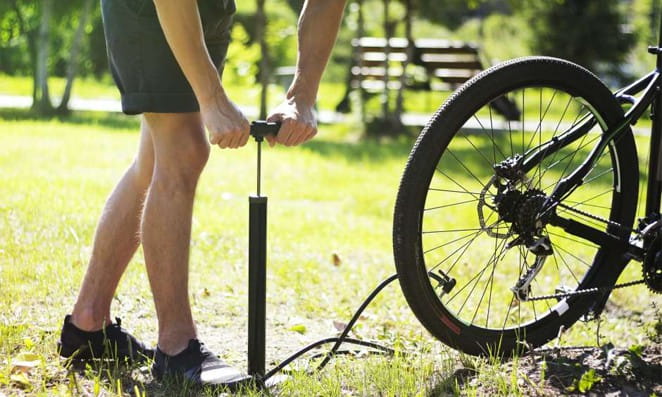 05 calibrando Homem calibrando pneu de bicicleta