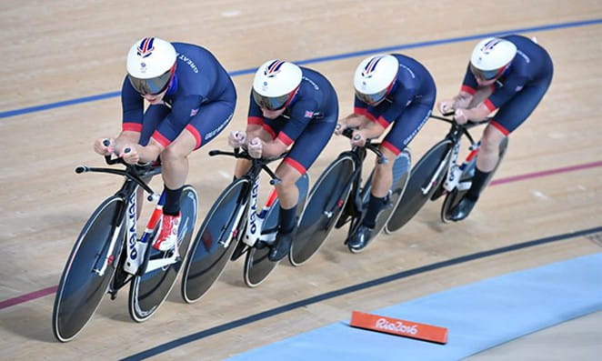 06 Perseguição por equipes Ciclistas em uma prova de perseguição por equipes