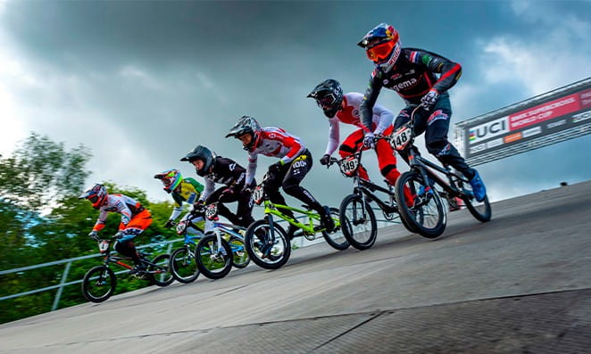 10 BMX Ciclistas iniciando uma prova de BMX