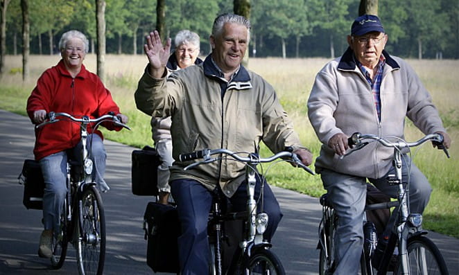 04 Grupo de idosos pedalando no parque