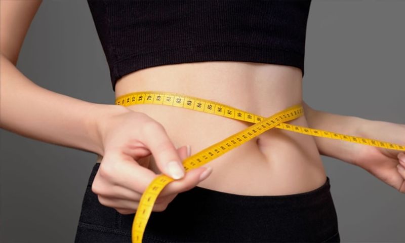 06 Spinning emagrecimento Mulher medindo seu abdomen