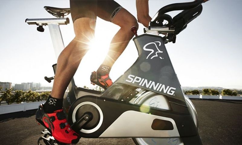 04 Spinning detalhe da perna do ciclista praticando spinning