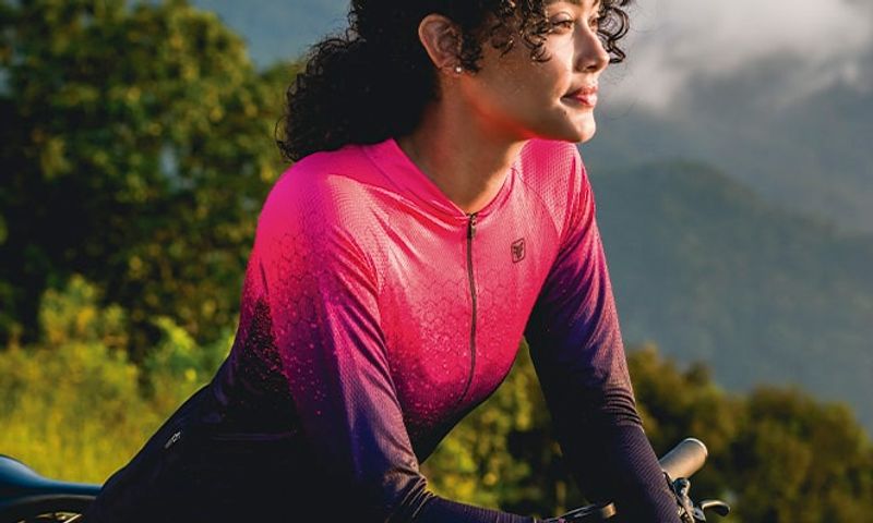 03 Auto estima Mulher ciclista morena