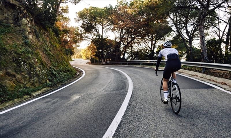 04 1kg Ciclista de speed pedalando na estrada