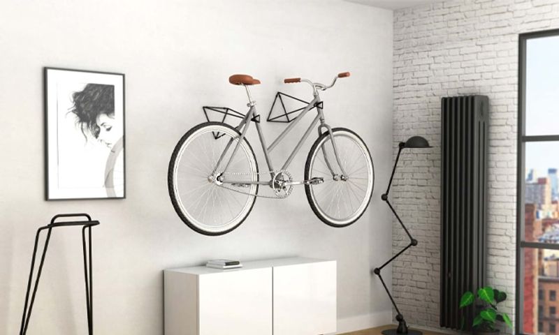 1 bicicleta pendurada na parede do apartamento