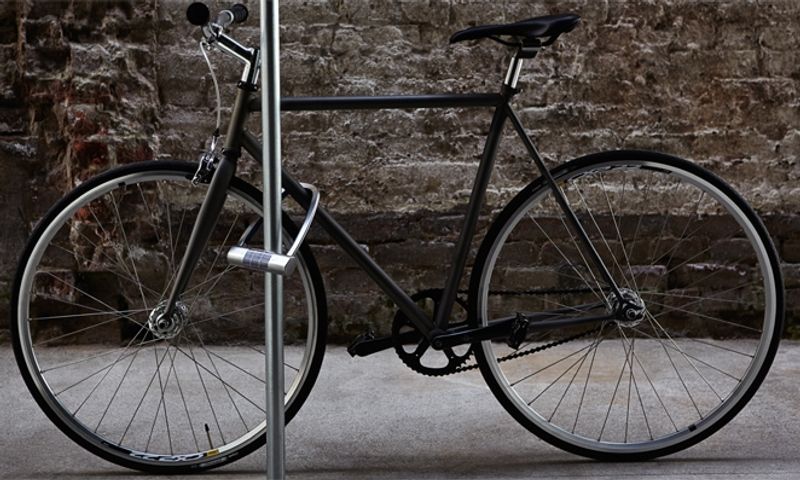 04 roda da frente bicicleta com cadeado na roda da frente