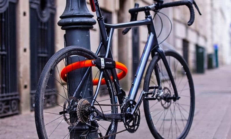 5 bicicleta com cadeado na roda traseira