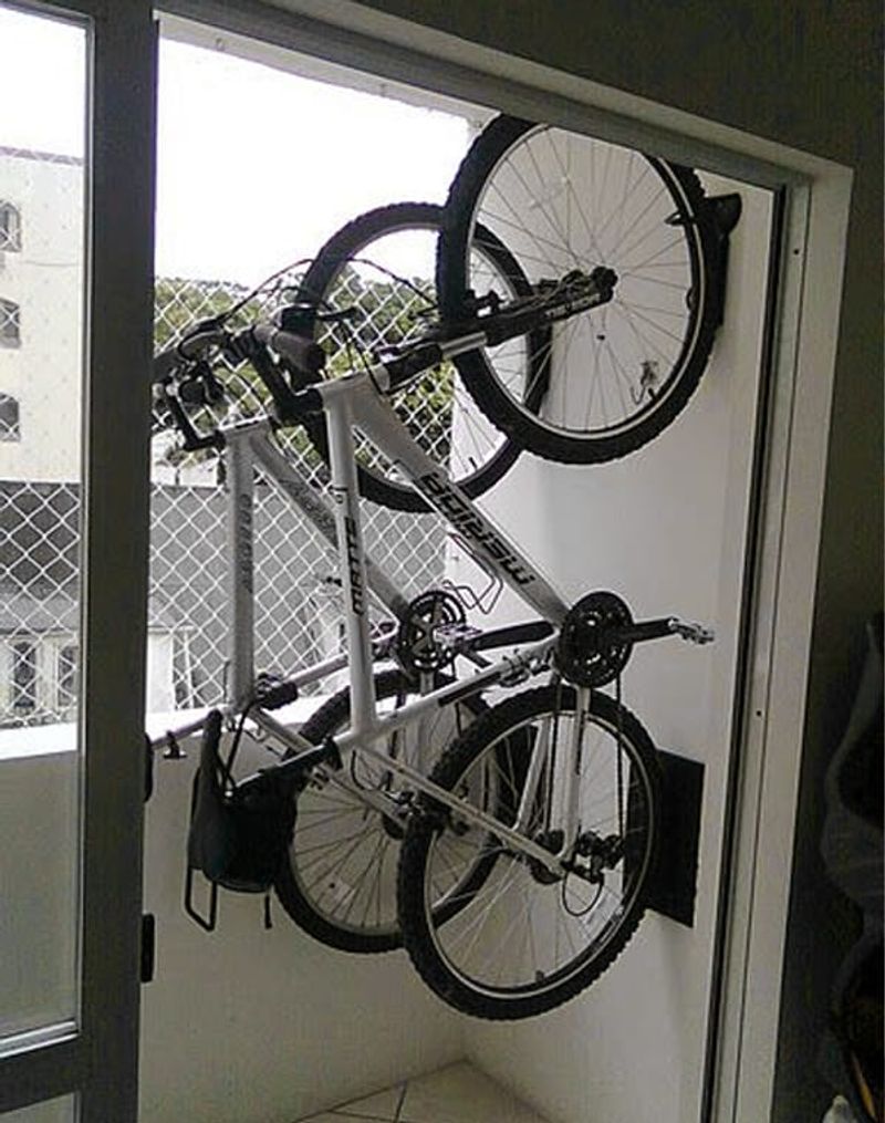 6 bicicleta pendurada na sacada do prédio